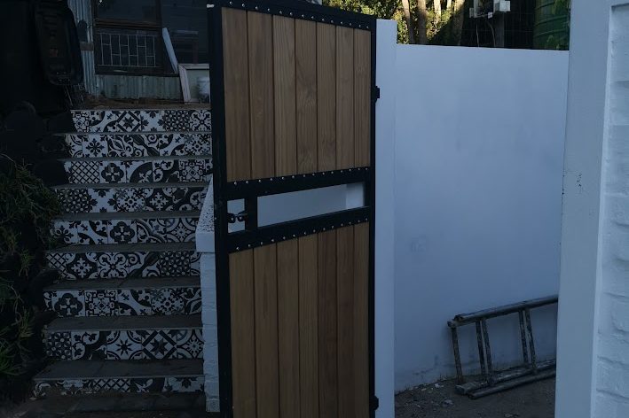 Side passage gate